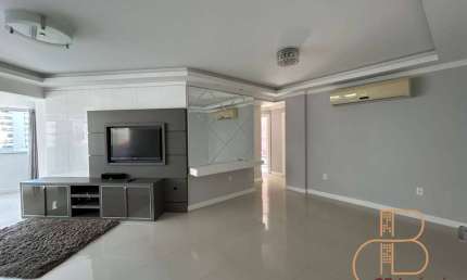 Amplo apartamento diferenciado, 248m², no centro de Balneário Camboriú