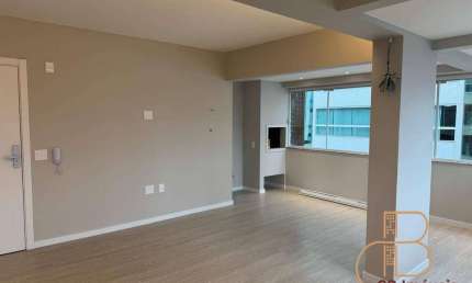 Amplo e aconchegante apartamento no centro de Balneário Camboriú