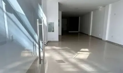 LOCAÇÃO - Ampla sala comercial térrea com 98m² no bairro Pioneiros.