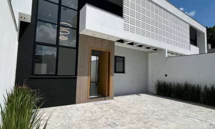 Seu novo lar! Casa térrea geminada, com 1 suíte + 2 quartos, espaço gourmet