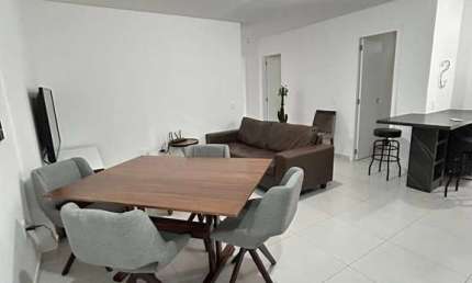 Amplo apartamento com terraço, 02 dormitórios e vaga coberta no Rio Pequeno