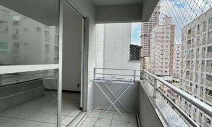 LOCAÇÃO - Amplo apartamento com 01 suíte + 01 dormitório no centro de BC