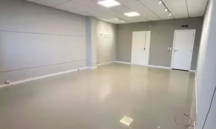 LOCAÇÃO - Sala 40m² no segundo andar em prédio comercial no centro de BC
