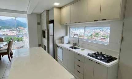 Amplo e aconchegante apartamento pronto para morar no centro de Camboriú.