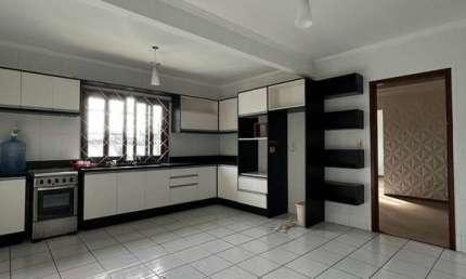 LOCAÇÃO - Ampla casa com uma suíte + um domritório no centro de Camboriú.