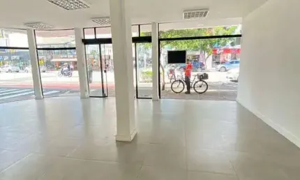 LOCAÇÃO - Sala Ampla e Bem Localizada no Centro de Balneário Camboriú