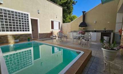 Taquara. Casa Dúplex com Salão, 4 Quartos, Sendo 1 Suítes e 3 Vagas.