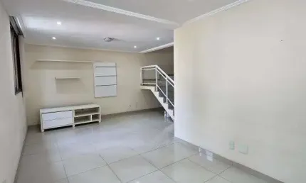 Taquara. Casa Dúplex com Salão em L com 4 Quartos, Sendo 1 Suíte e 2 Vagas.