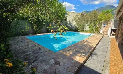 Freguesia. Casa de Condomínio Linear com Salão, 3 Quartos, Piscina, Churrasqueira e 4 Vagas.
