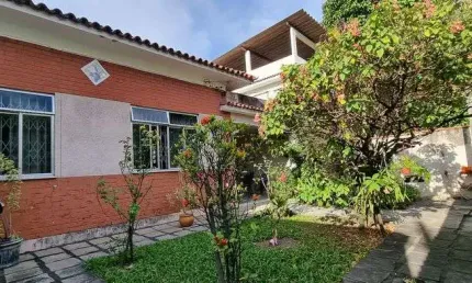 Pechincha. casa linear com salas, 4 quartos, 5 vagas em terreno de 552m².