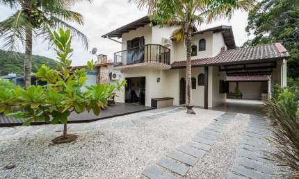 Casa à venda na Rua Giesta, Morrinhos, Bombinhas