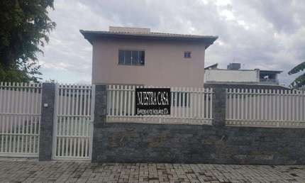 CASA EM CONDOMÍNIO FECHADO COM 3 SUITES - ACEITA PROPOSTAS