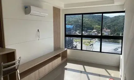 Apartamento semimobiliado com 2 quartos, sendo 1 suíte no centro de balneário ca