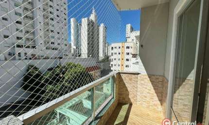 Locação anual: Apartamento com 2 quartos, sacada e vaga de garagem