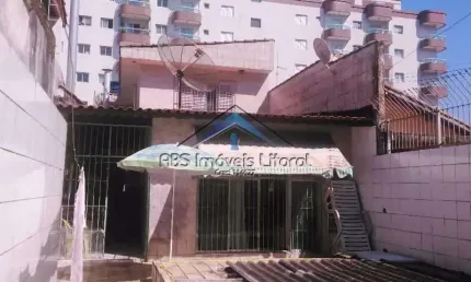 Sobrado à 100m da praia com piscina e churrasqueira