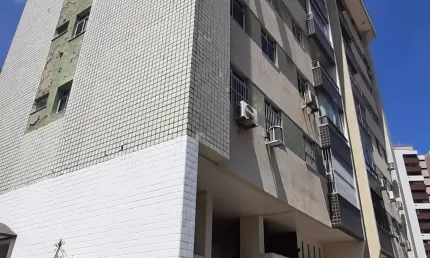 Apartamento no Meireles á 03 quarteirões da Praia, c/ Sala, Varanda, 03 quartos ( 01 Suíte ) Closed, Cozinha, Área de Serviço, Despensa, DCE, Armários , Piso no Porcelanato e 01 Vaga.