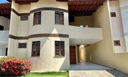 Casa - Dúplex em Condominio Fechado, c/ Sala, Varanda, 04 Suites, Cozinha, Área de Serviço,  Dependência de Empregada, 02 Vagas, condominio c/ Piscina, Deck e Churrasqueira.