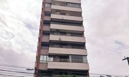 Apartamento á três quarteirões da Praia, andar Alto, Nascente, c/ Sala, Varandão, 02 quartos (01 Suite) Cozinha, Área de serviço, Armários, Porteira Fechada e 01  Vaga.