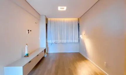 Apartamento Nascente, Próximo á Praia, c/ Sala, 02 quartos (01 Suite), Closed, Cozinha, Área de serviço, Armários, Condominio com lazer.