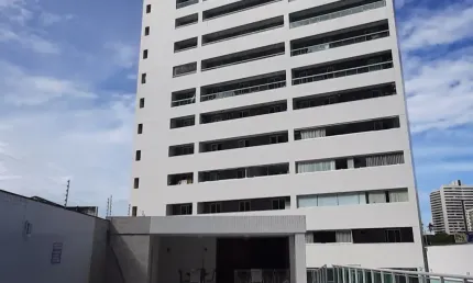 Apartamento Nascente á dois quarteirões da Av. Beira Mar, c/ Sala, Varanda, 02 Quartos ( 01 Suíte ), Lavabo, Cozinha, Área de Serviço, Armários, 02 Vagas e Condominio c/ Lazer Completo.
