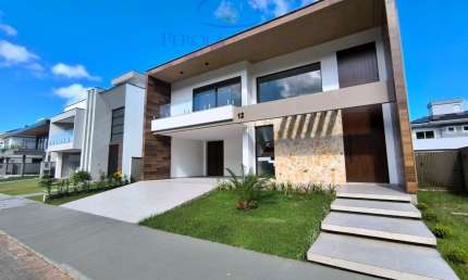 Venha conhecer a casa dos seus sonhos! Localizada em um dos bairros mais tradicionais da cidade, esta incrível residência possui tudo o que você e sua família precisam para viver com conforto e sofist