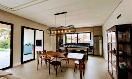 Venha se encantar com esta casa nova e moderna em um condomínio fechado!