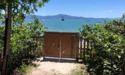Este refúgio idílico, localizado de frente à praia, oferece tranquilidade e privacidade.