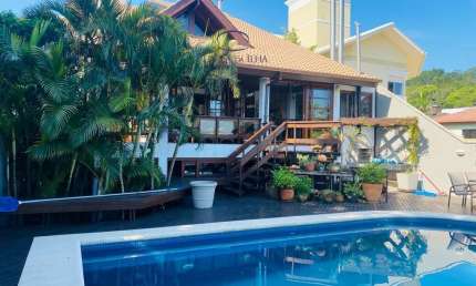 Venha se encantar com essa casa incrível e única localizada no bairro João Paulo, em Florianópolis.