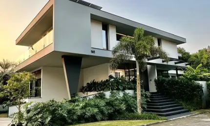 Venha conhecer esta espetacular casa de alto padrão! Com 4 quartos, 4 suítes, 4 banheiros, 4 vagas de garagem e uma área total de 430m2, esta residência é simplesmente deslumbrante.