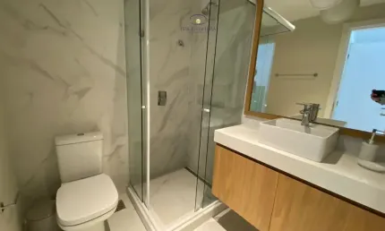 Venha viver no paraíso do Novo Campeche! Este incrível apartamento de 3 quartos, sendo 3 suítes, com 4 banheiros, 2 vagas de garagem e 140,23 m² de área privativa está esperando por você.
