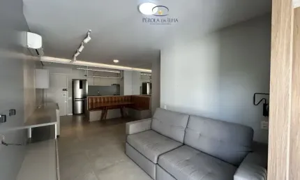 Não perca a chance de adquirir este incrível apartamento no bairro Itacorubi, em Florianópolis. Com 3 quartos, sendo 1 suíte, 2 banheiros, 2 vagas de garagem e 89,21 m2 de área, este imóvel é perfeito