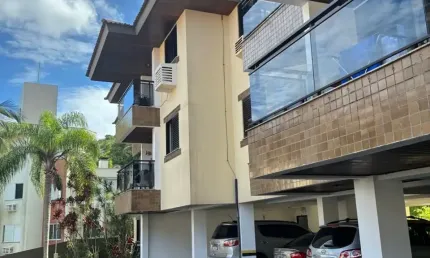 Venha morar na praia brava, em um apartamento de 3 dormitórios sendo 1 suíte, 2 banheiros, sala com cozinha integrada, lavanderia e sacada. além disso, você terá a comodidade de contar com 2 garagens 
