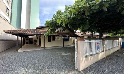 Casa com 3 quartos para alugar no Centro, Balneário Piçarras , 90 m2 por R$ 3.600