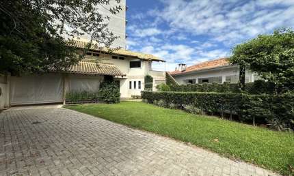 Casa com 3 quartos para alugar no Itacolomi, Balneário Piçarras  por R$ 5.300
