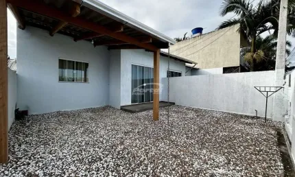 Casa com 2 quartos para alugar no Itacolomi, Balneário Piçarras , 61 m2 por R$ 2.400