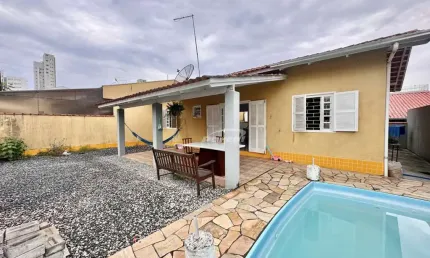 Casa com 2 quartos à venda no Centro, Balneário Piçarras , 184 m2 por R$ 590.000