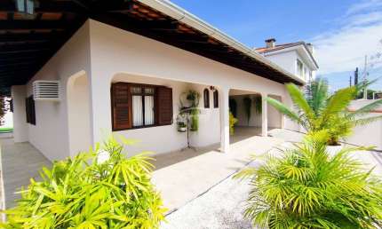 Casa com 4 quartos para alugar em Água Verde, Blumenau , 211 m2 por R$ 5.400