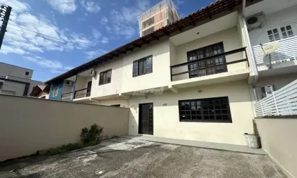 Casa com 3 quartos para alugar no Itacolomi, Balneário Piçarras , 142 m2 por R$ 3.350