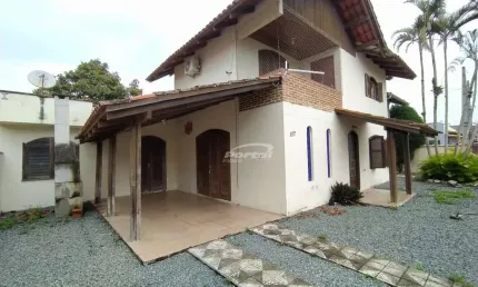Casa com 3 quartos para alugar no Centro, Balneário Piçarras , 143 m2 por R$ 4.500