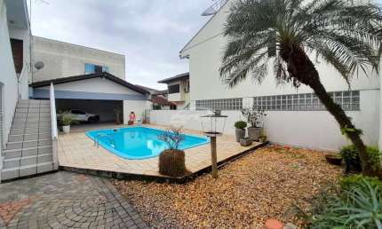 Casa com 3 quartos para alugar em Sete de Setembro, Gaspar , 254 m2 por R$ 4.000