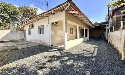 Casa com 5 quartos à venda no Itacolomi, Balneário Piçarras , 150 m2 por R$ 700.000