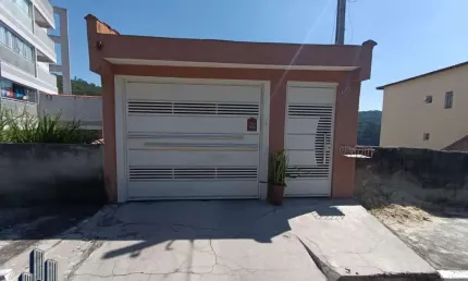Casa à venda em Cotia/SP na Granja Carolina com tereno de 183m² e área construída de 272m²