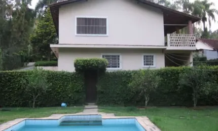 Casa á Venda em Cotia/SP na Roselândia com 200m², 3 dormts - 1 Sts
