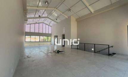 Salão comercial para alugar no bairro Vila Rezende em Piracicaba.