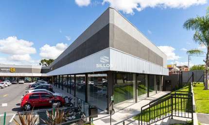 Loja 22 com 110,00 m² para alugar no Centro Comercial Vila Lamu no Novo Mundo em Curitiba
