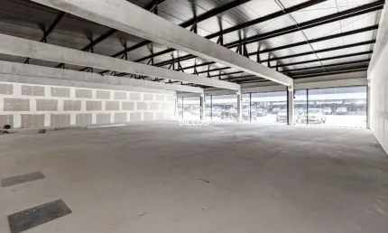 Loja 03 com 93,00 m² para alugar no Centro Comercial Vila Lamu no Novo Mundo