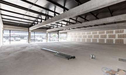 Loja 04 com 93,00 m² para alugar no Centro Comercial Vila Lamu no Novo Mundo