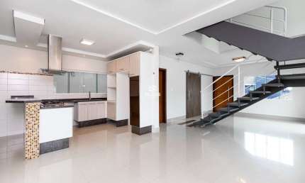 Casa para locação com 4 quartos em Vista Alegre em Curitiba