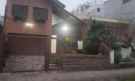 Casa com 2 dormitórios, 1 suíte com closet e vaga para 2 carros no bairro São João
