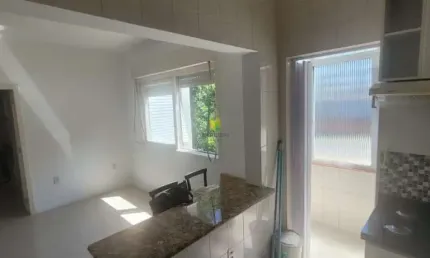 Apartamento 2 dormitórios, 1 banheiro, living 2 ambientes, cozinha e área de serviço na Rua Gen. Sergio de Oliveira